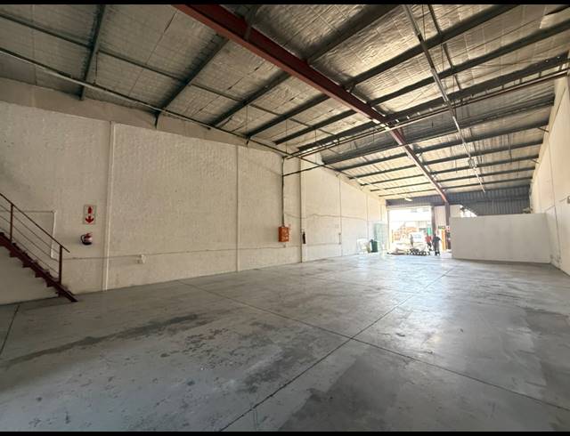 321M² WAREHOUSE TO LET IN SPRINGFIELD